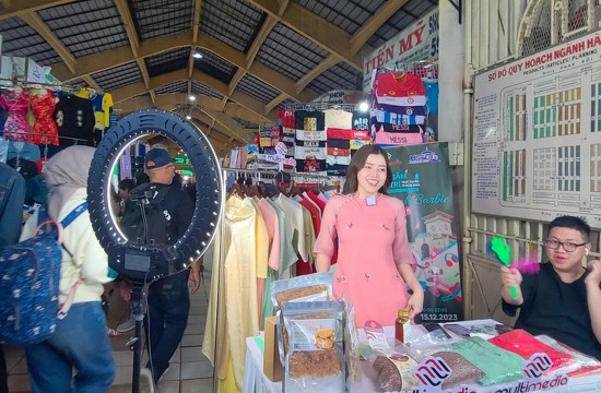 Chợ Bến Thành mời TikToker livestream bán hàng cho du khách